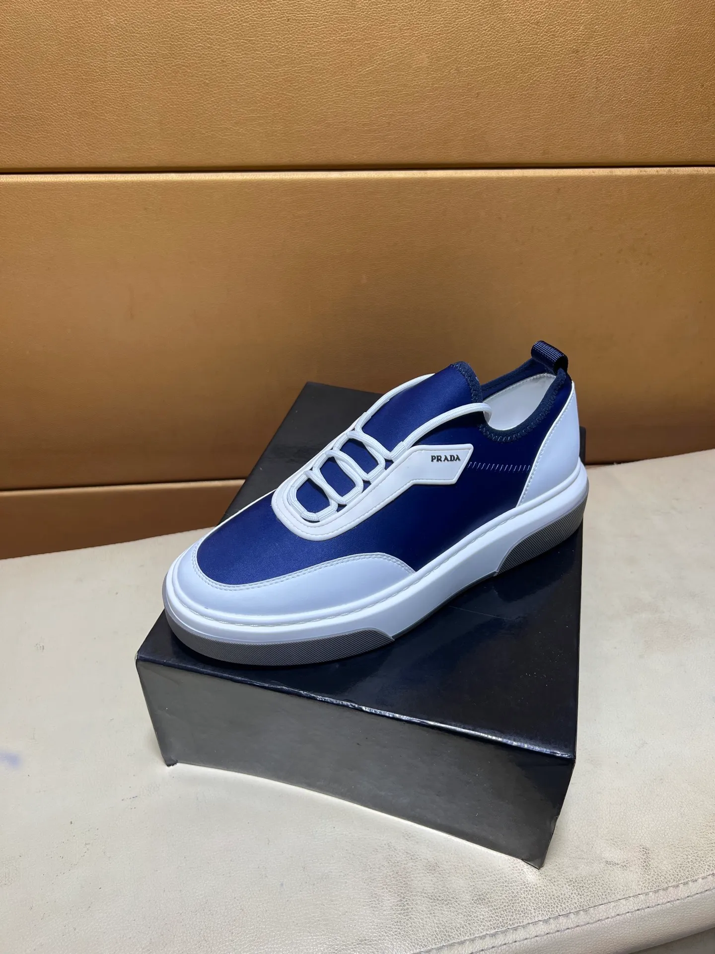 pp560💰👑👑《PRADA》【Classic Original Version】Prada: Top 🔝 Purchasing Agent 🔍🔍Sold at the latest men’s counter simultaneously, imported high-quality original version from Italy 🇮🇹: 🔝Brand silk calfskin·Shoe height, brand logo·Brand high mercerized canvas cloth·Tongue screen printing Brand logo: Prominent (high-end, extravagance, class), exquisite workmanship (imported Italian 🇮🇹 water-based mesh lining, 🐂cowhide feet), soles: original soles specially provided by the original factory, double-layer movable molding: transparent air cushion bottom, environmentally friendly, wear-resistant, ultra-light, comfortable, 🌲🌲🌲, real-life photos 🎬The real ones are more beautiful Code number 38-44